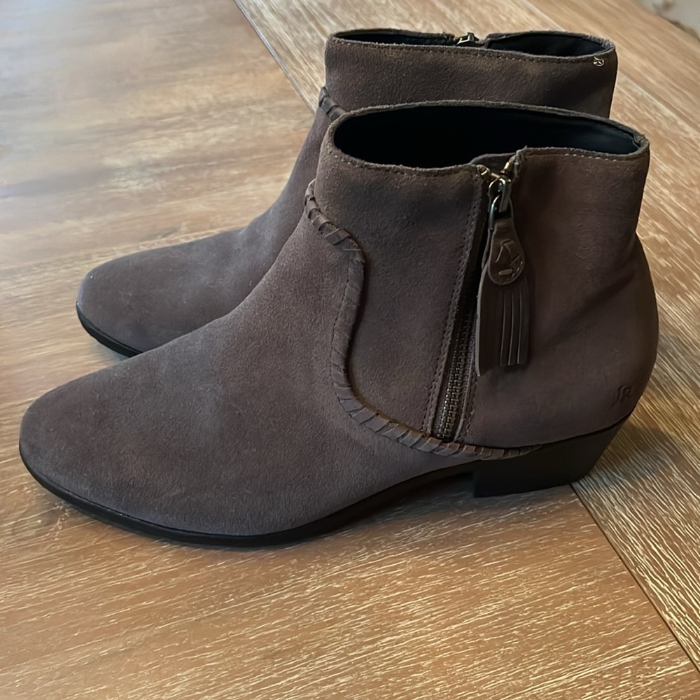 Jack Rogers Grey Suede Water Resistant Ankle Boots Tassel Side Zipper Size 9.5